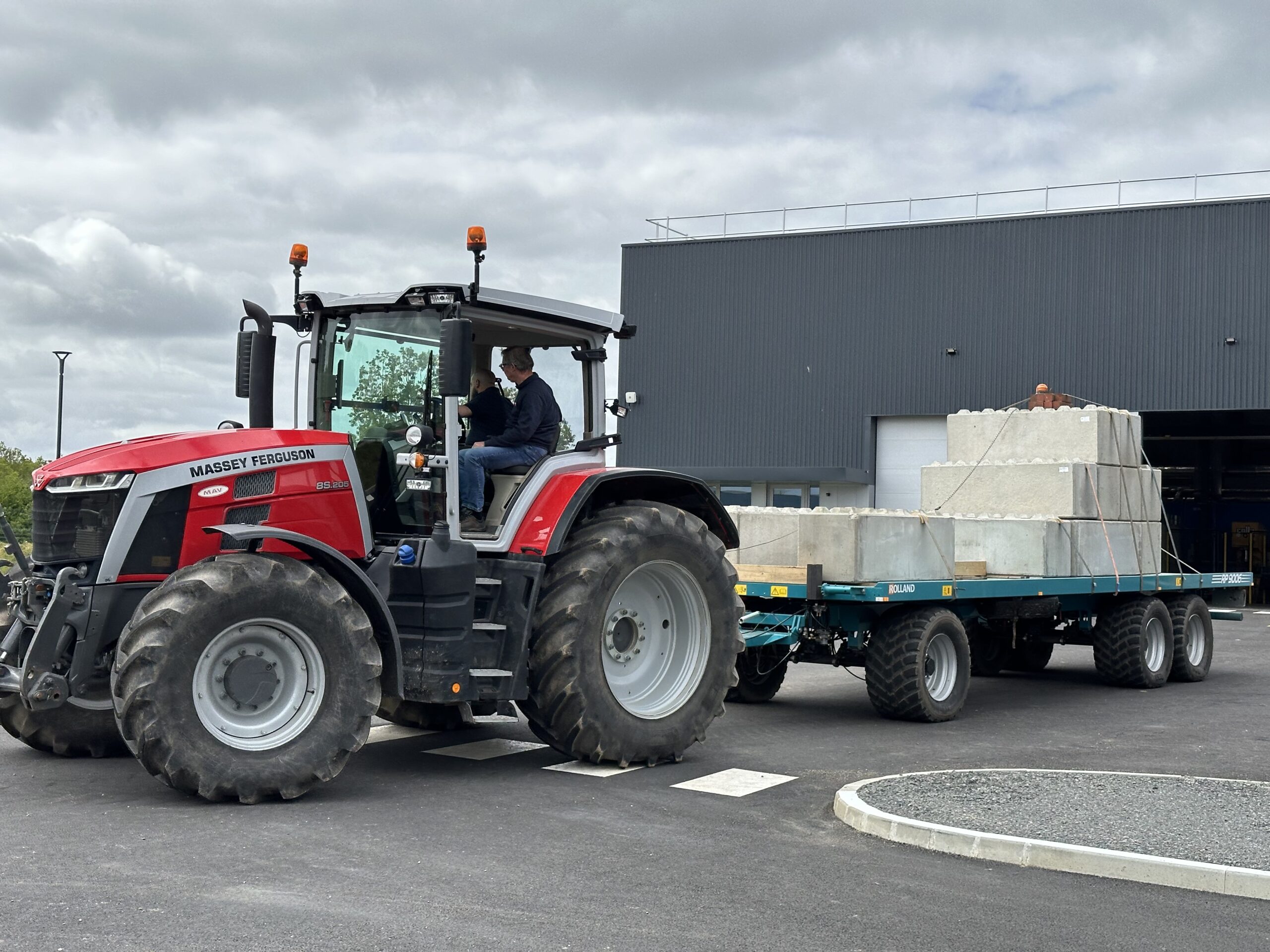 IMG_2704 Un tracteur en test de freinage pour homologation chez Monroc.